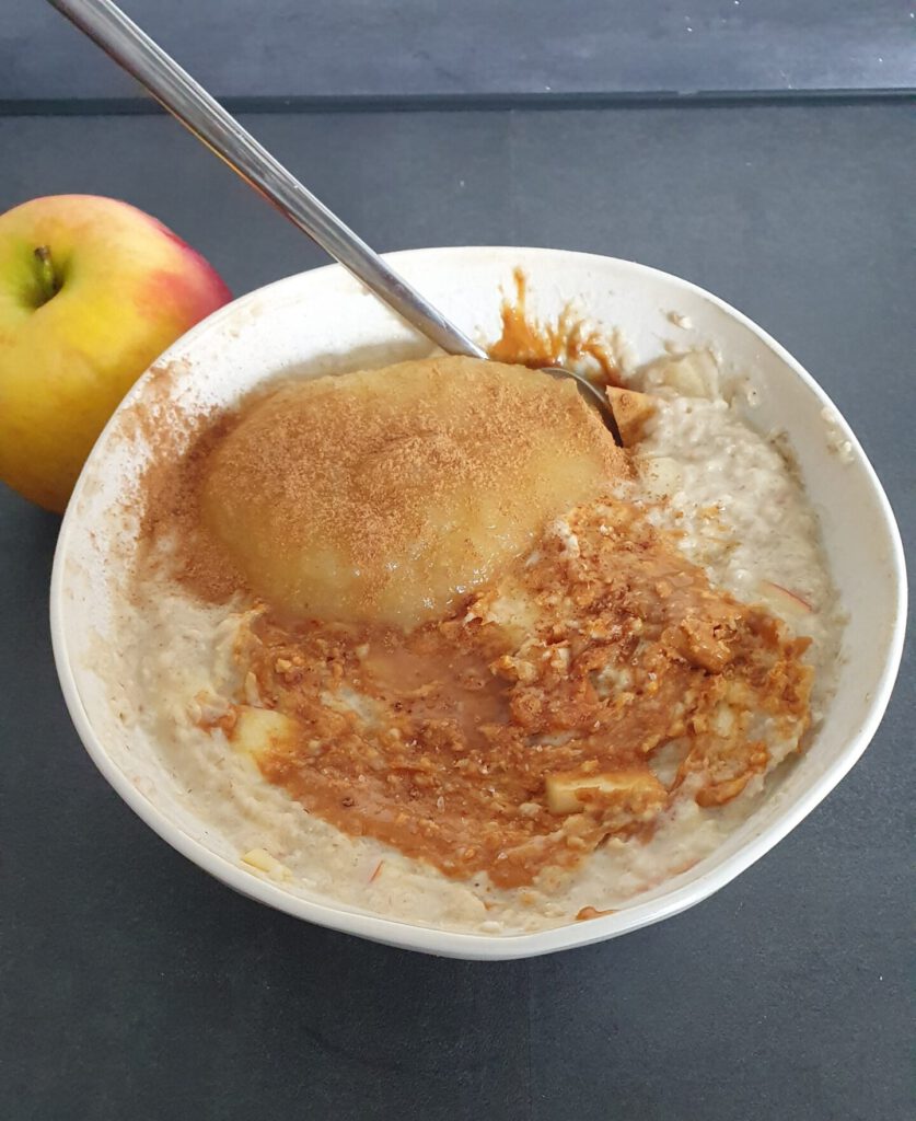 Teller mit Apfel-Zimt Porridge