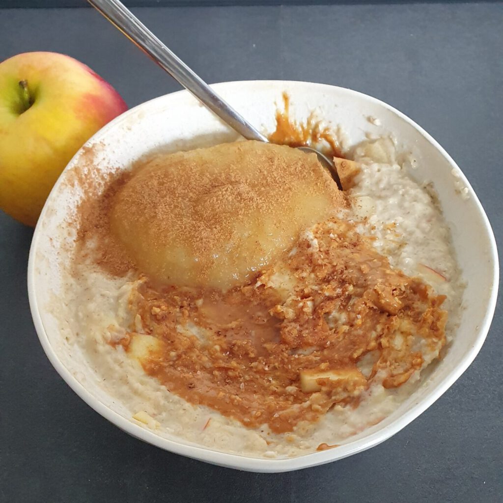 Teller mit Apfel-Zimt Porridge